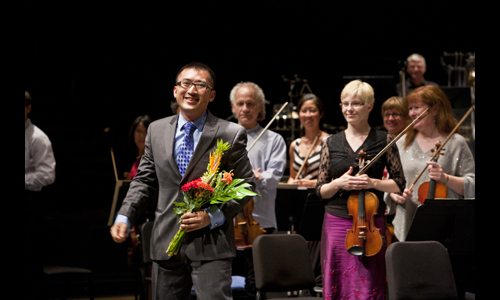 Composer Huang Ruo takes a bow following the Cabrillo Festival performance of his Shattered Steps. Photo: rr jones