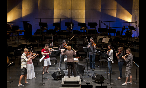 Marin Alsop leads an ensemble of eight Festival violins in Andrew Norman’s Gran Turismo. Photo: rr jones