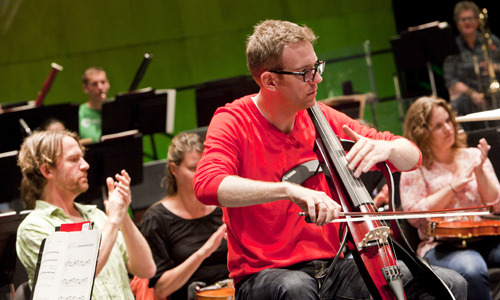 Cellist Johannes Moser rehearses Chapela's 'Magnetar' for electric cello and orchestra. Photo by rr jones.