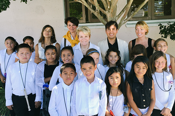 Maestra Marin Alsop pops out for a photo with the young musicians of El Sistema Santa Cruz. Photo by Crystal Birns.