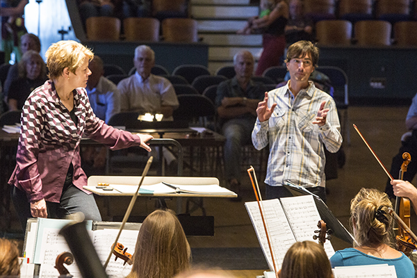 Composer Mason Bates introduces his Anthology of Fantastic Zoology to the orchestra. Photo by rr jones.
