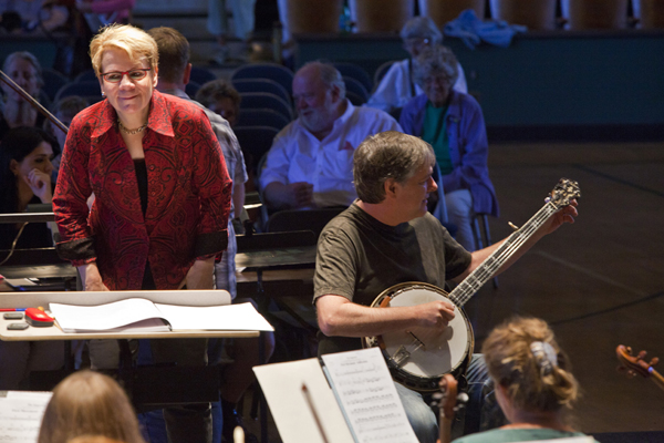 Marin Alsop and banjo master/composer Bela Fleck get tuned up for a rehearsal. Photo by rr jones.