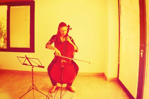 Kathleen Balfe playing cello